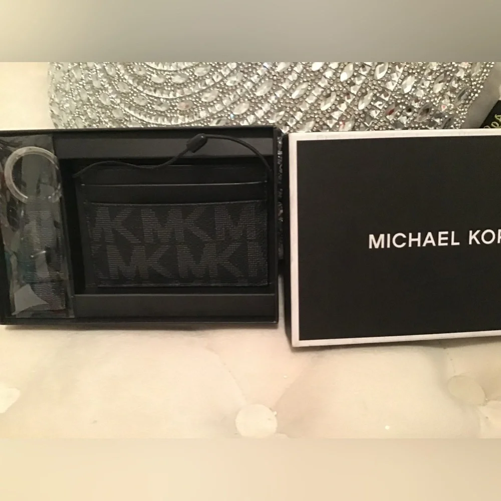 Beautiful Michael kors wallet and key chain set